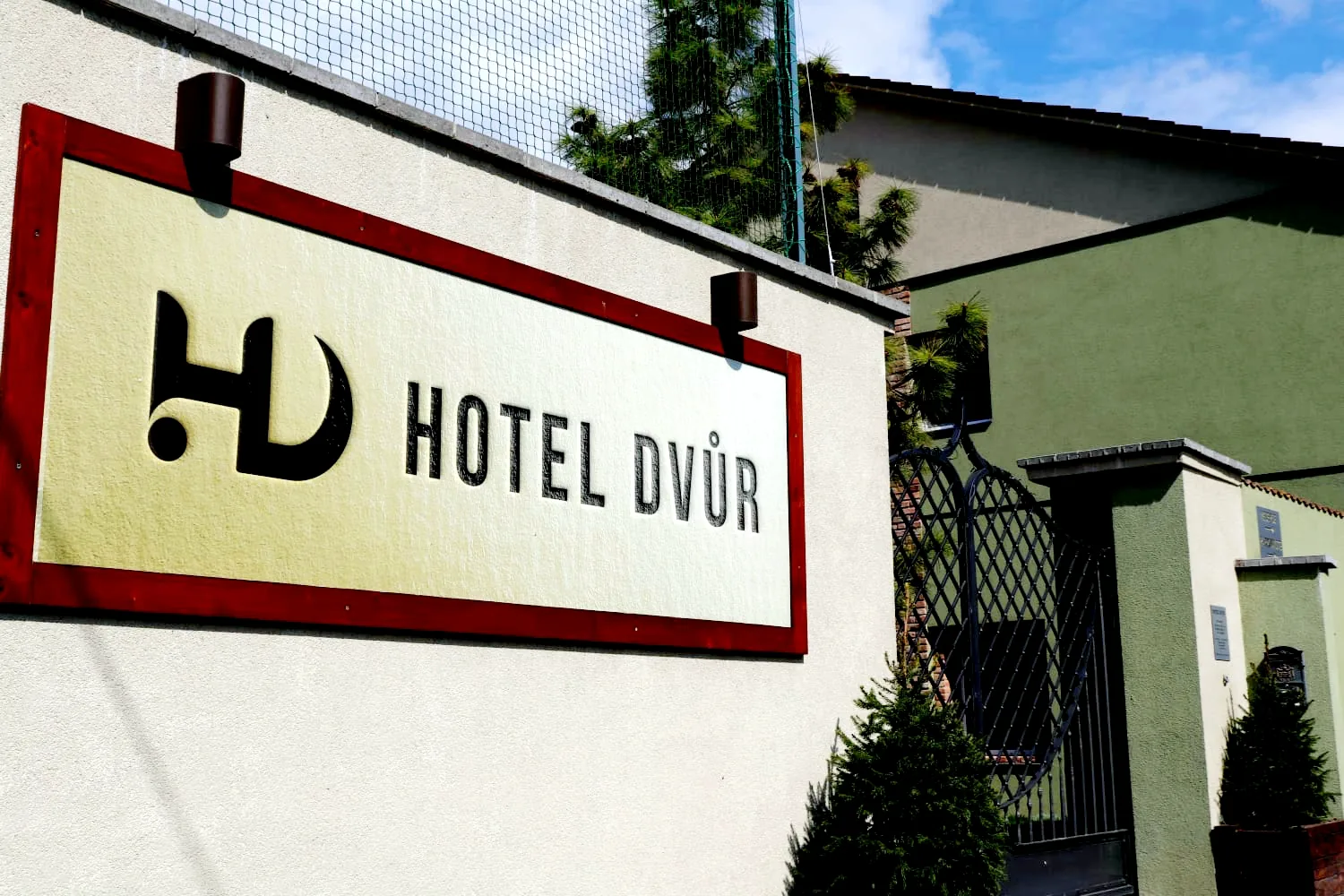 Vjezd k Hotelu Dvůr